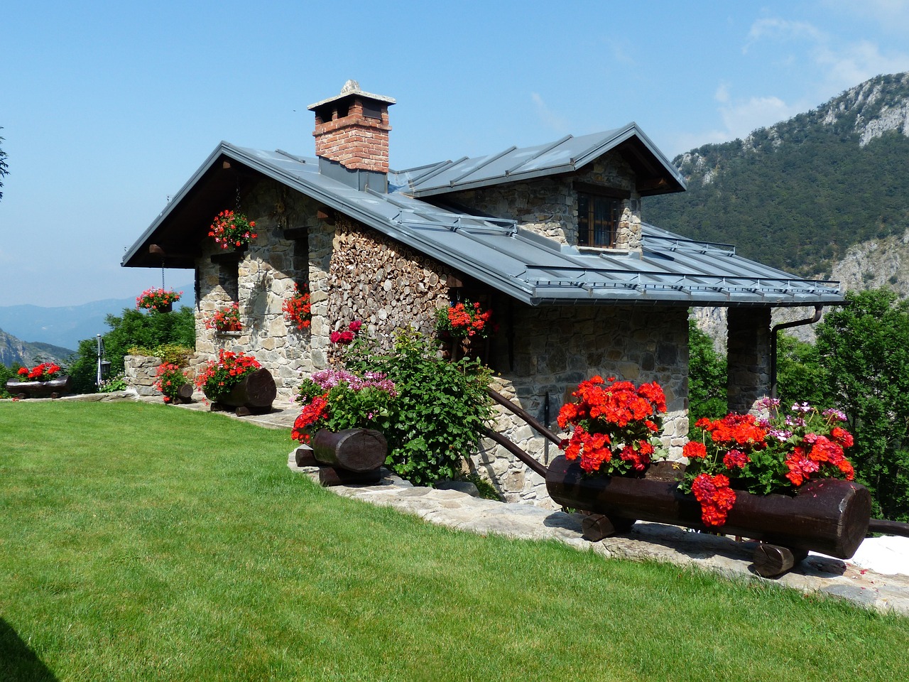 Casa con jardín cuidado