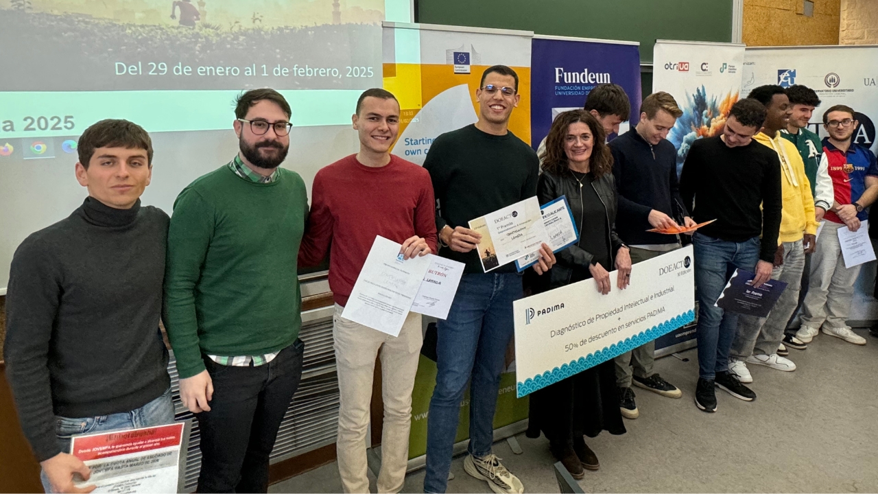 Entrega de premio a Constelación Lambda