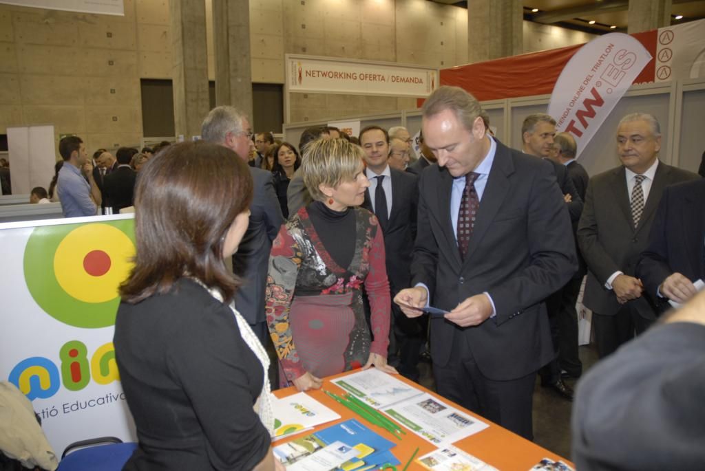 288 Albert Fabra visita stands de empresas reciente creaci�n