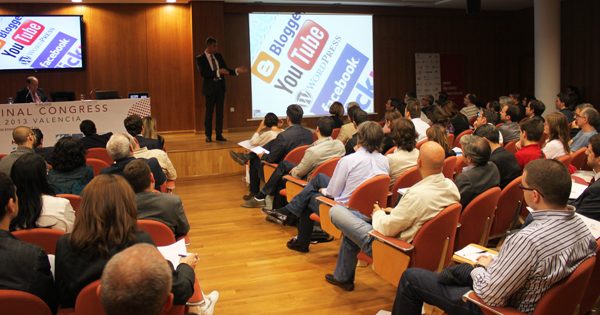 Conferencia Enrique Dans durante el Congreso KnowInG en Valencia