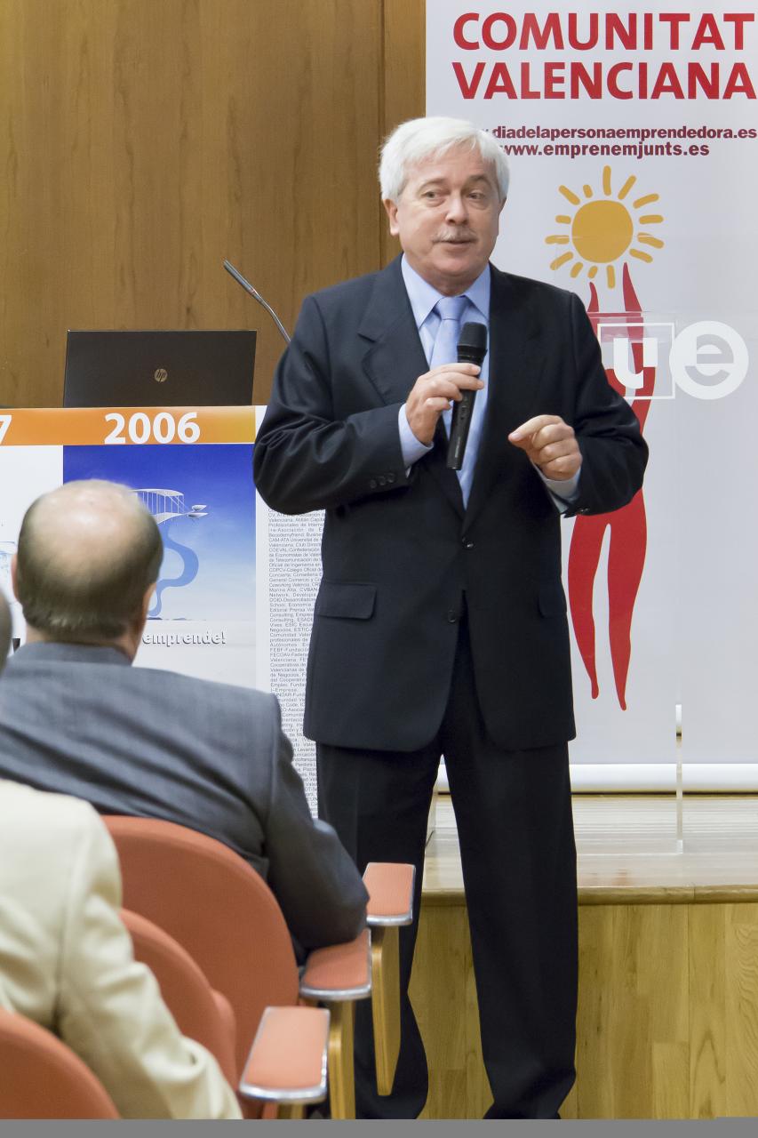 Salvador Gil durante su intervenci�n en la presentaci�n del DPECV2013