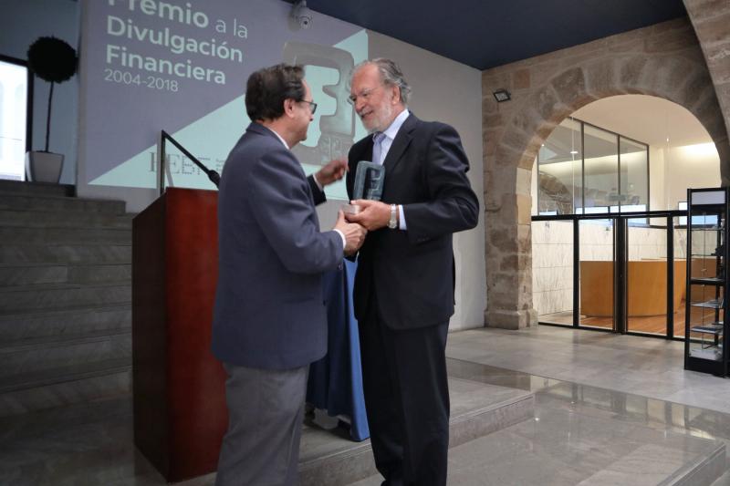 Vicente Soler entrega a Caixa Ontinyent el Premio Anual a la Divulgacin Financiera, FEBF