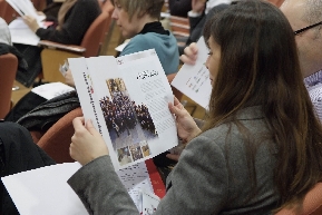 Asistente leyendo revista DPE 2011